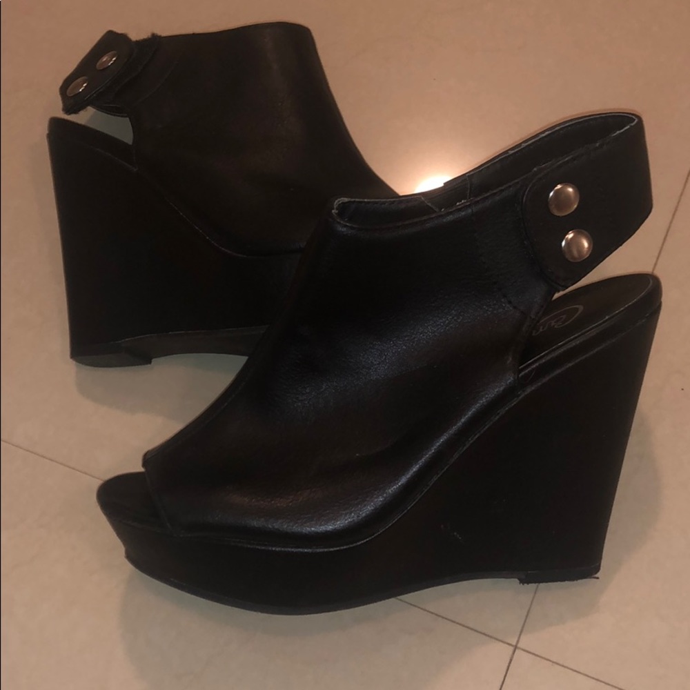 Black wedges